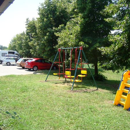 Motel Kod Bakija Karlovac Bagian luar foto